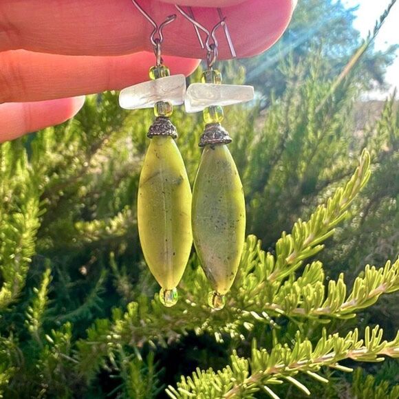 SOLD! Vintage Green Nephrite Jade Beaded Dangle Earrings 2” - Picture 4 of 12